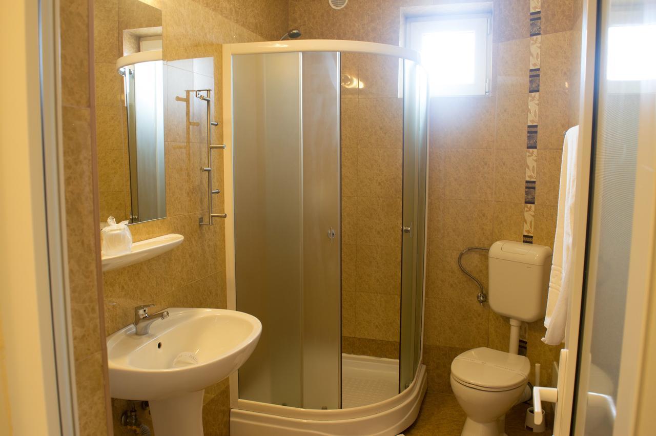 Vila Rosa 2 Hotell Cluj-Napoca Exteriör bild